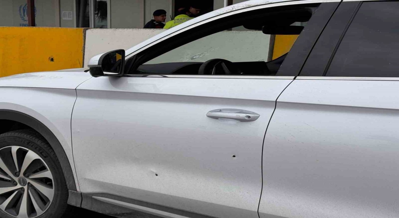 Aydında silahlı saldırı: Şahıs otomobili ile jandarma uygulama noktasına sığındı