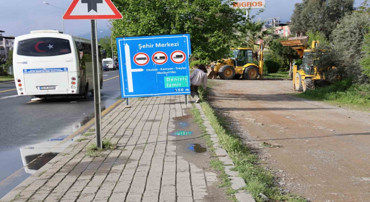 Aydında yayaları çileden çıkaran trafik levhası