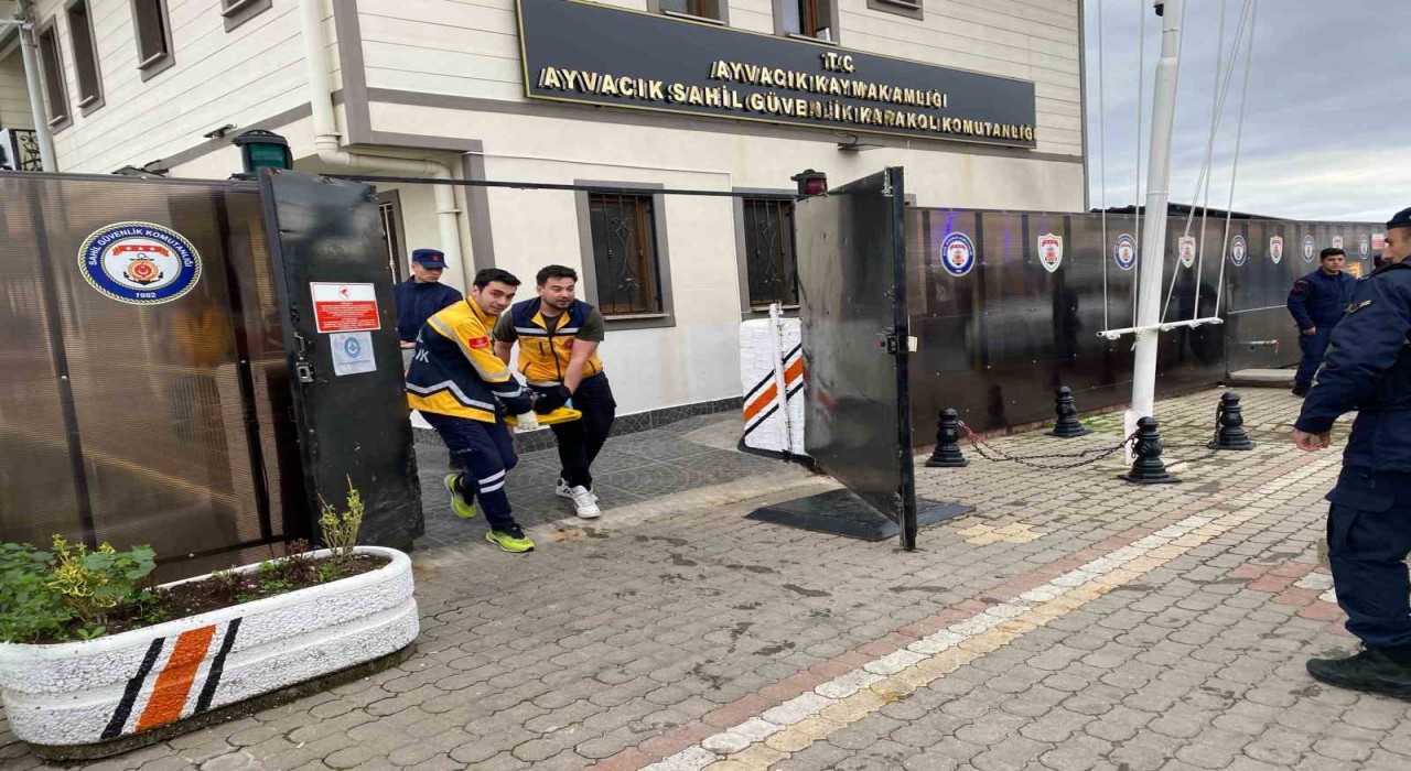 Ayvacıkta kaçak göçmenleri taşıyan bot battı: 5 kişi öldü, 25i sağ kurtarıldı