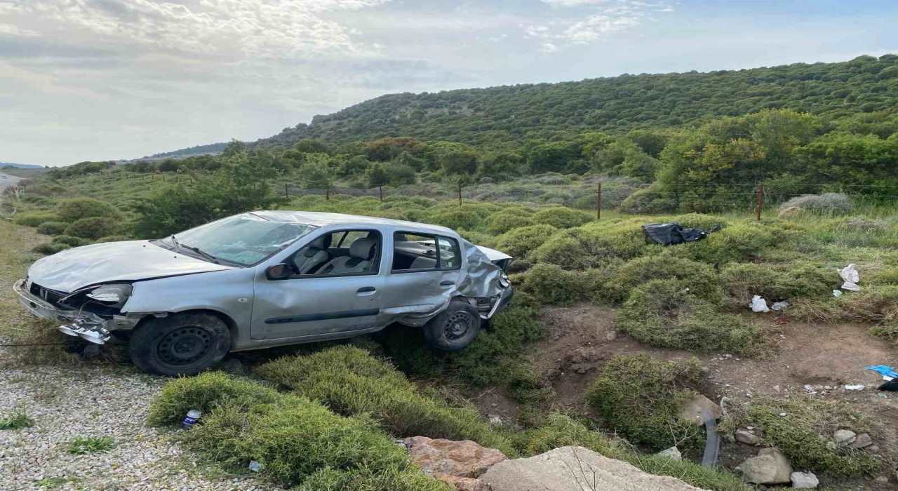 Ayvacıkta şarampole yuvarlanan araçtaki 4 kişi yaralandı