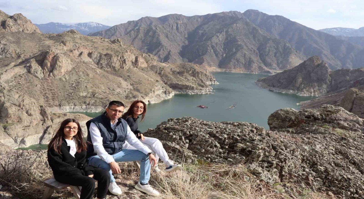 Ayvalı Barajına baharla gelen doğal güzellik hayran bırakıyor