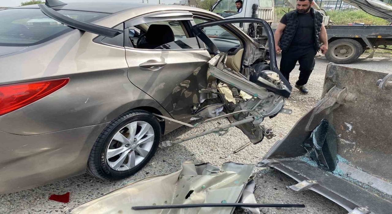 Ayvalıkta iş makinesi ile otomobil çarpıştı: 1 çocuk ve 1 hamile kadın yaralandı