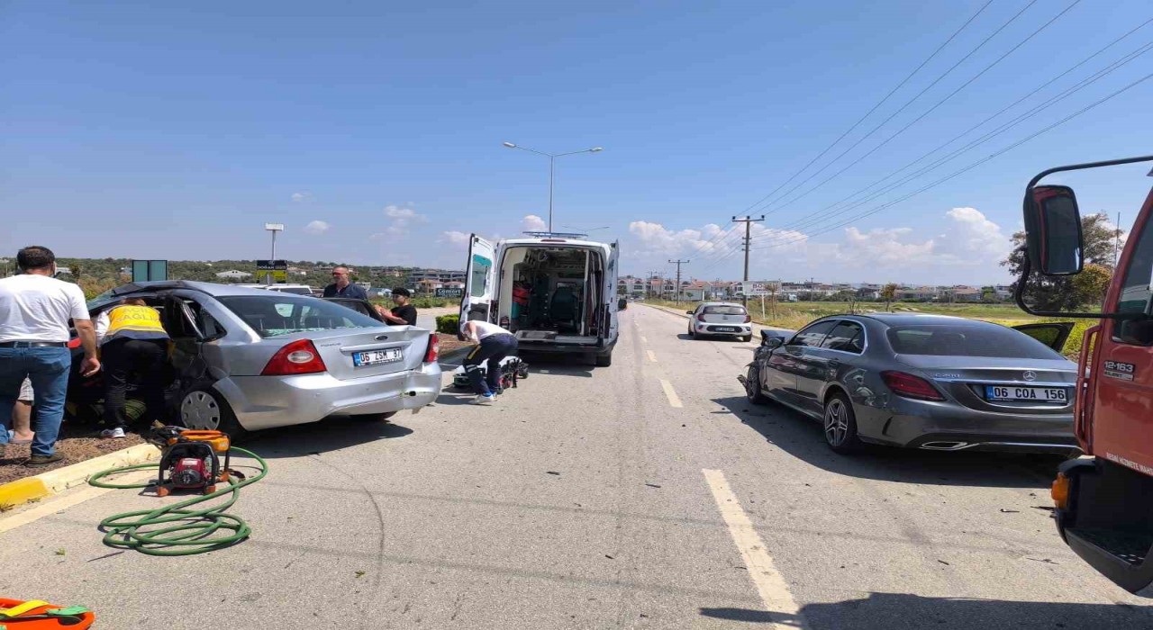 Ayvalıkta trafik iki otomobil çarpıştı; 1 yaralı