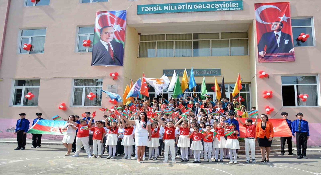 Azeri öğrenciler 23 Nisanı ilk defa Türk kardeşleri gibi kutladı