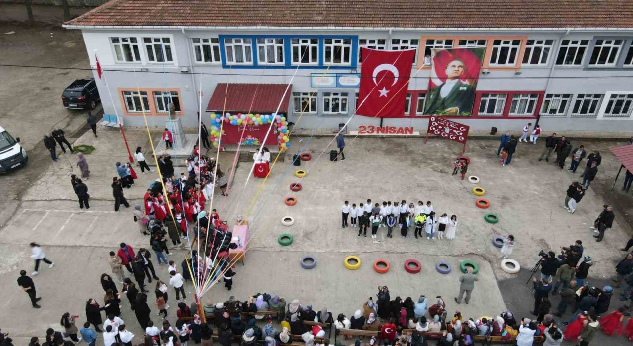 Bafrada öğrencilerden 23 Nisan kutlaması