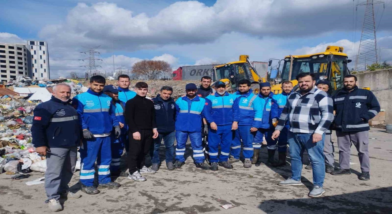 Bağcılarda bir esnafın yanlışlıkla çöpe attığı 100 bin lirayı belediye ekipleri buldu