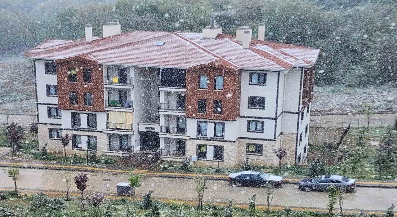 Bahar ayında şehir merkezinde lapa lapa kar: Sabah güneş vardı şimdi kar yağıyor