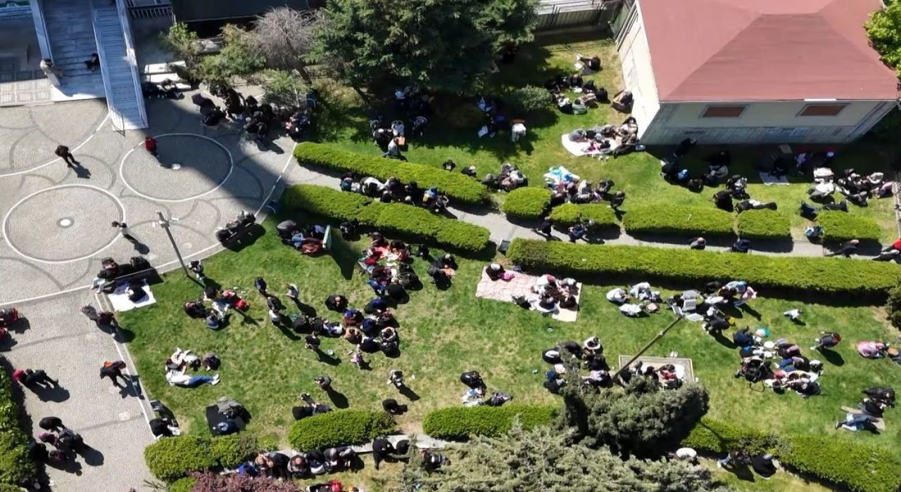 Bahçelievlerde parkı dolduran vatandaşlar havadan görüntülendi