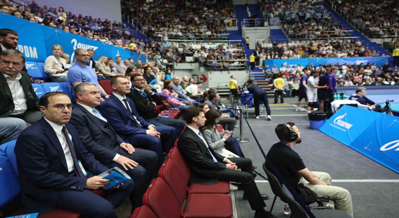 Bakan Bak, Rusyada voleybol finalini izledi, şampiyon takıma kupasını verdi