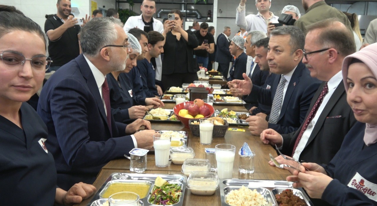 Bakan Işıkhan, Kiliste işçilerle aynı sofrada buluştu