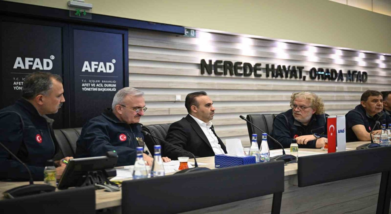 Bakan Kacır: Depremle ilgili gelişmeler takip ediliyor