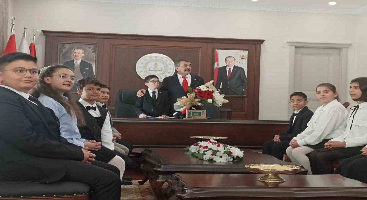 Bakan Tekin, 23 Nisanda koltuğunu 6ncı sınıf öğrencisi Ataya devretti