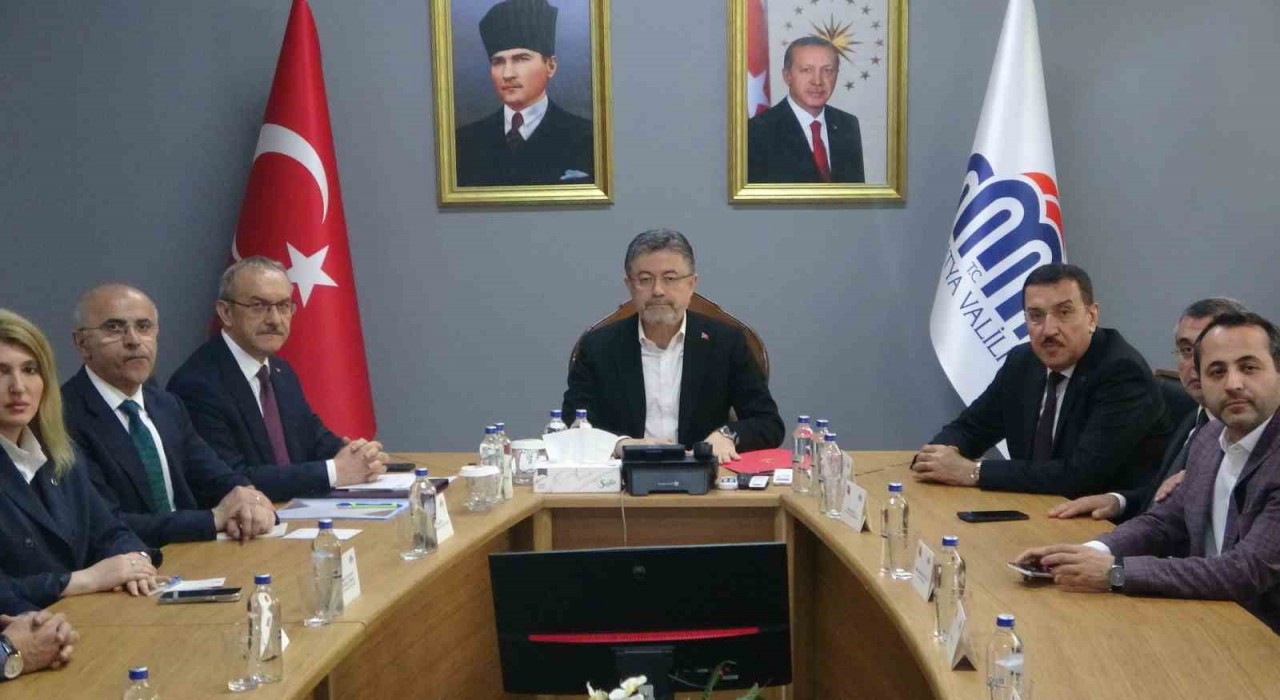 Bakan Yumaklı, zirai donun vurduğu Malatyada incelemelerde bulundu