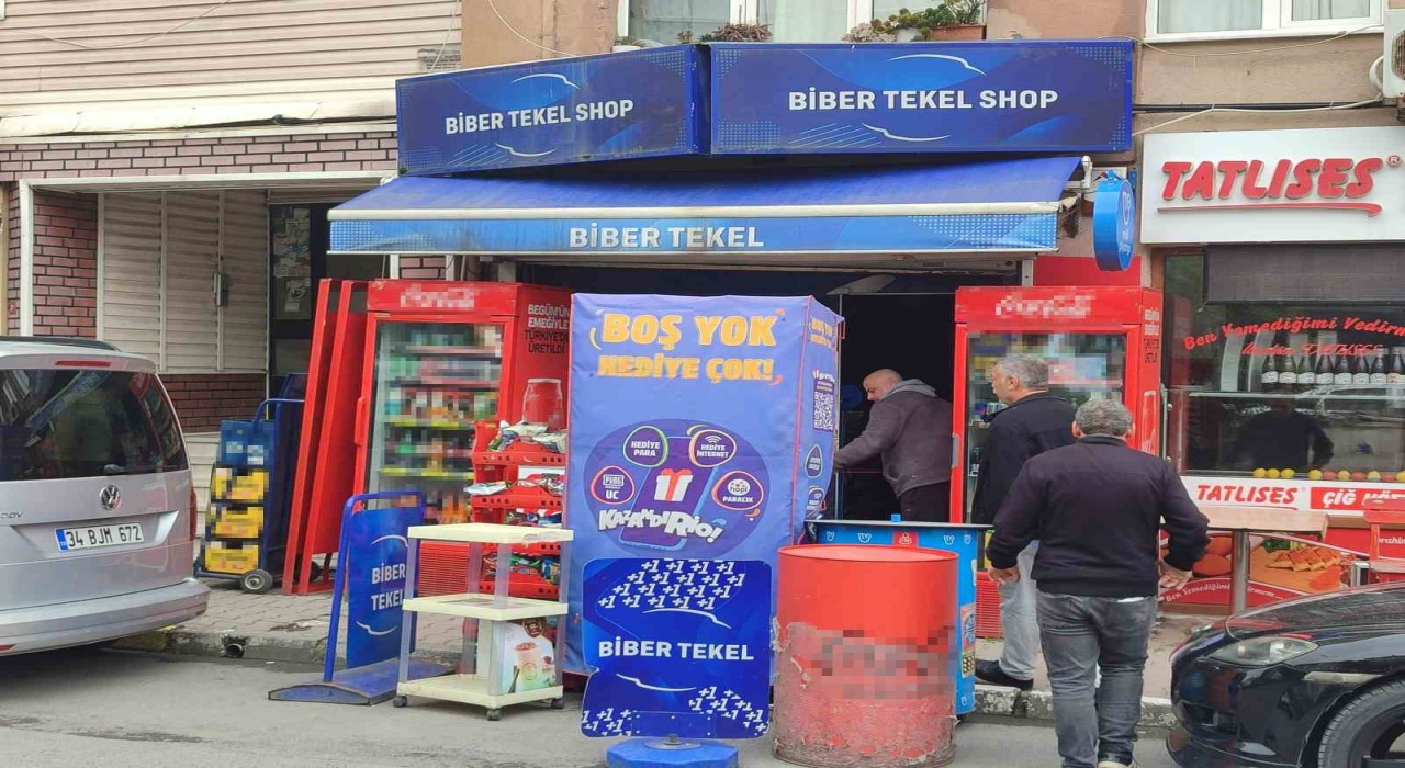Bakırköyde tekel bayiye gelen hırsız bir şişe içkiyi çalıp kaçtı