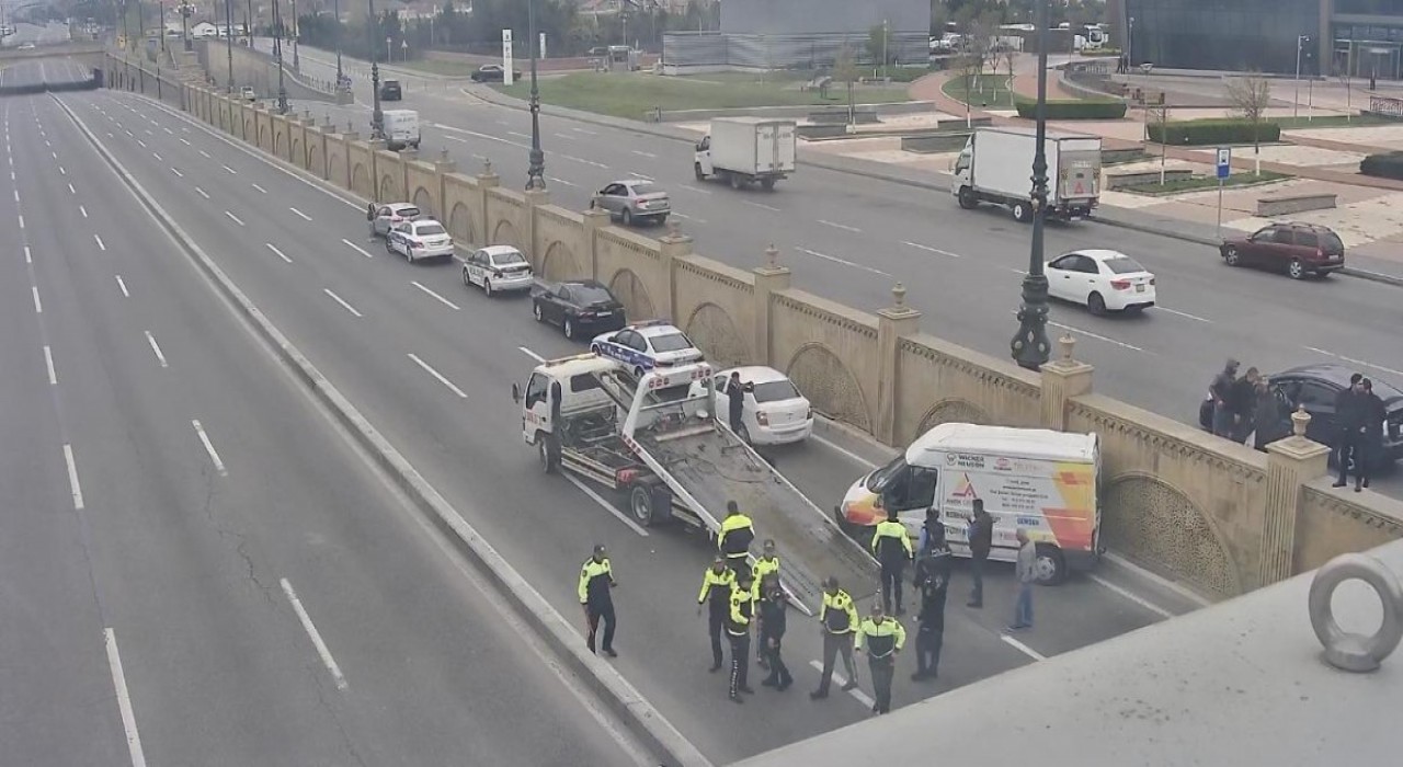 Baküde kontrolden çıkan araç beton bariyeri aşarak ana yola uçtu: 1 yaralı