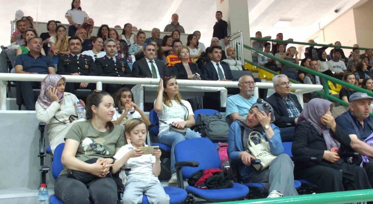 Balıkesirde Çocuk Sporları Şenliği ödül töreni ile sona erdi