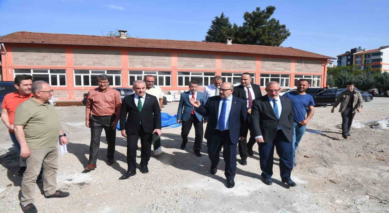 Balıkesirde devam eden okul inşaatlarına Vali Ustaoğlundan denetim