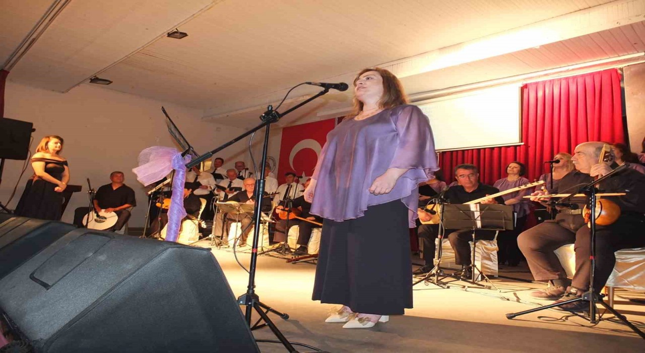 Balıkesirde Halk Eğitimi Korosu 7ni konserini verdi