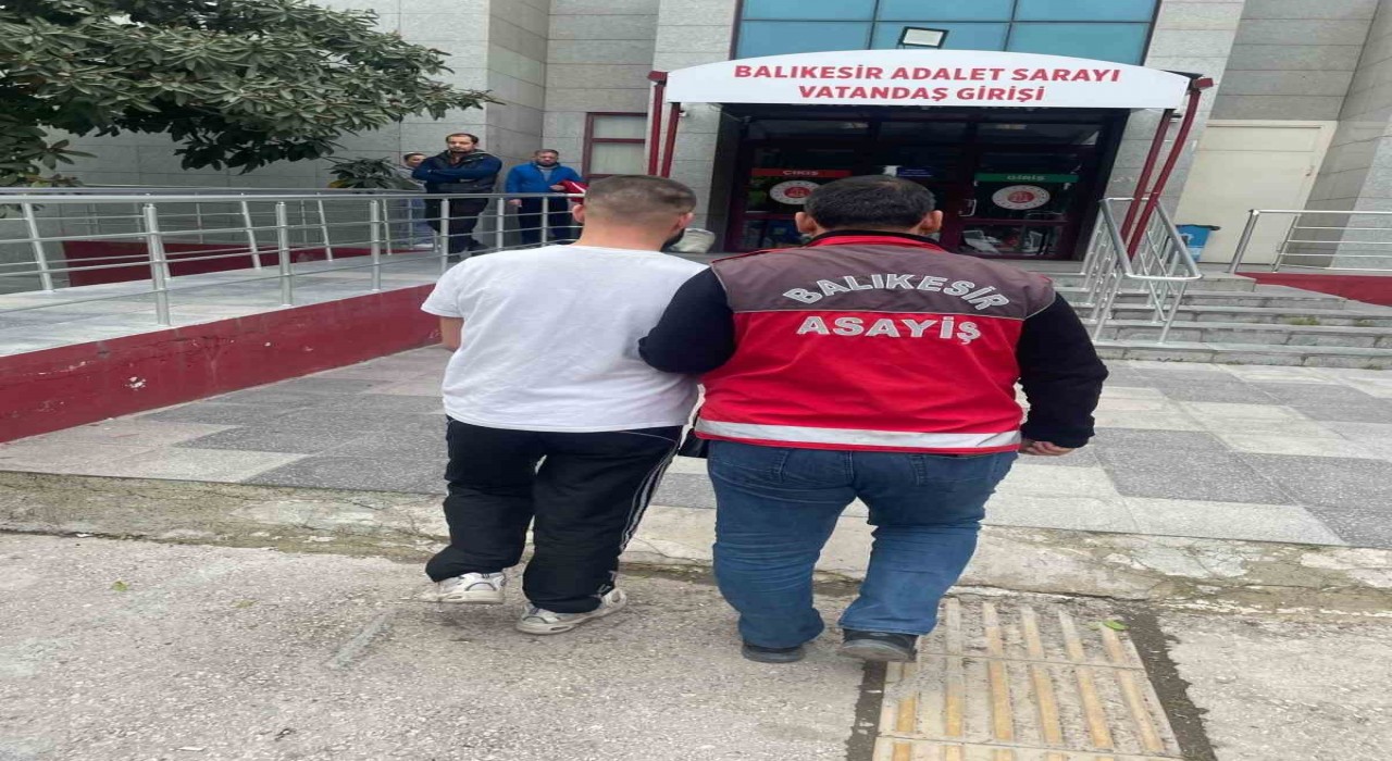 Balıkesirde hırsızlık suçundan aranan şahıs kaçtı, kovalamaca sonucu yakalandı