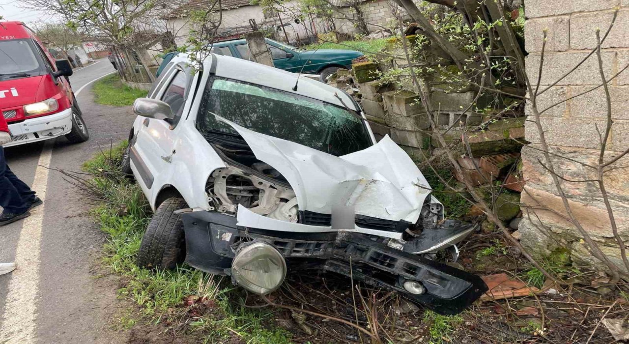 Balıkesirde şarampole uçan otomobilin sürücüsü yaralandı
