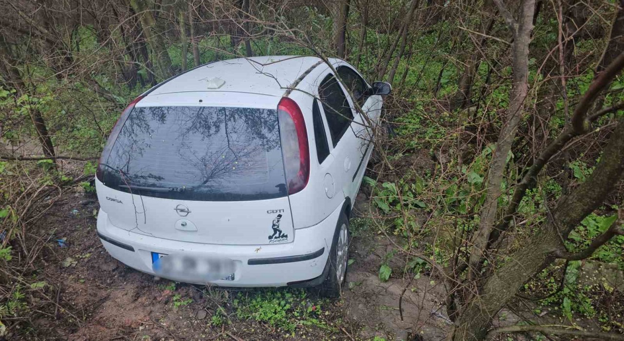 Bandırmada kaza...Tabelaya çarptı, uçuruma yuvarlandı