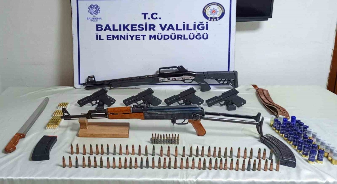 Bandırmada operasyonda kalaşnikof ele geçirildi