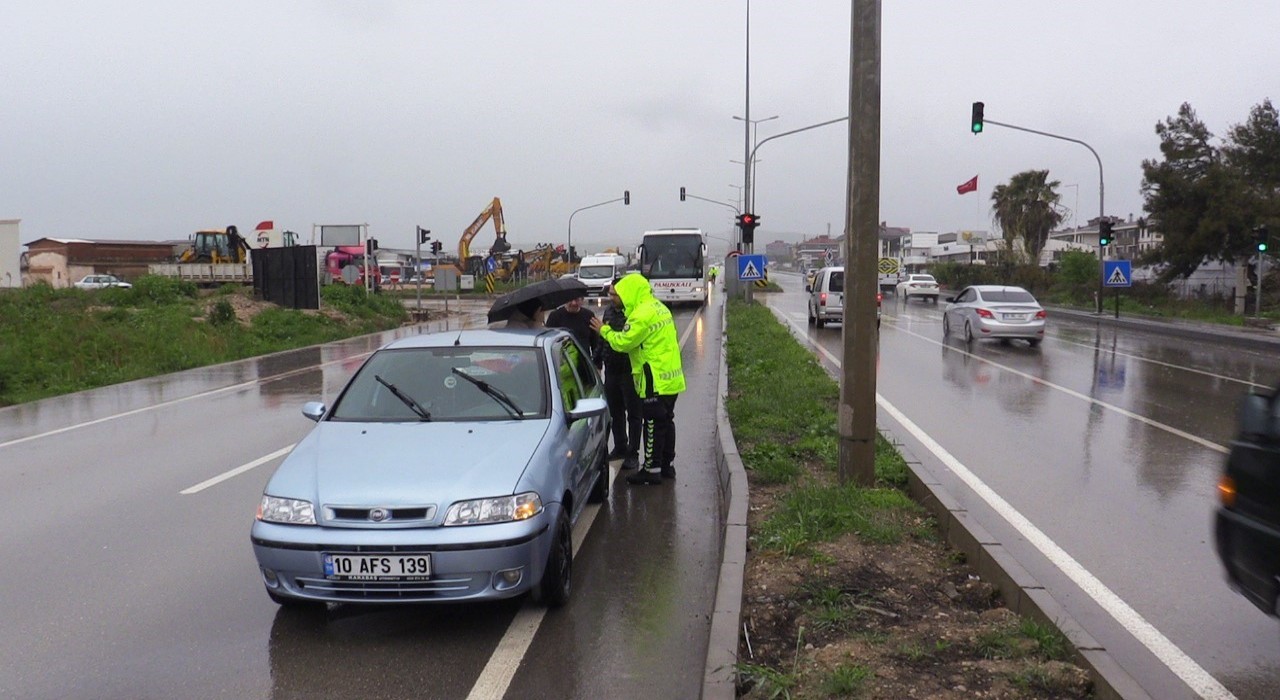 Bandırmada yağışlı hava kazayı beraberinde getirdi, otobüs taksiye çarptı, 2 yaralı