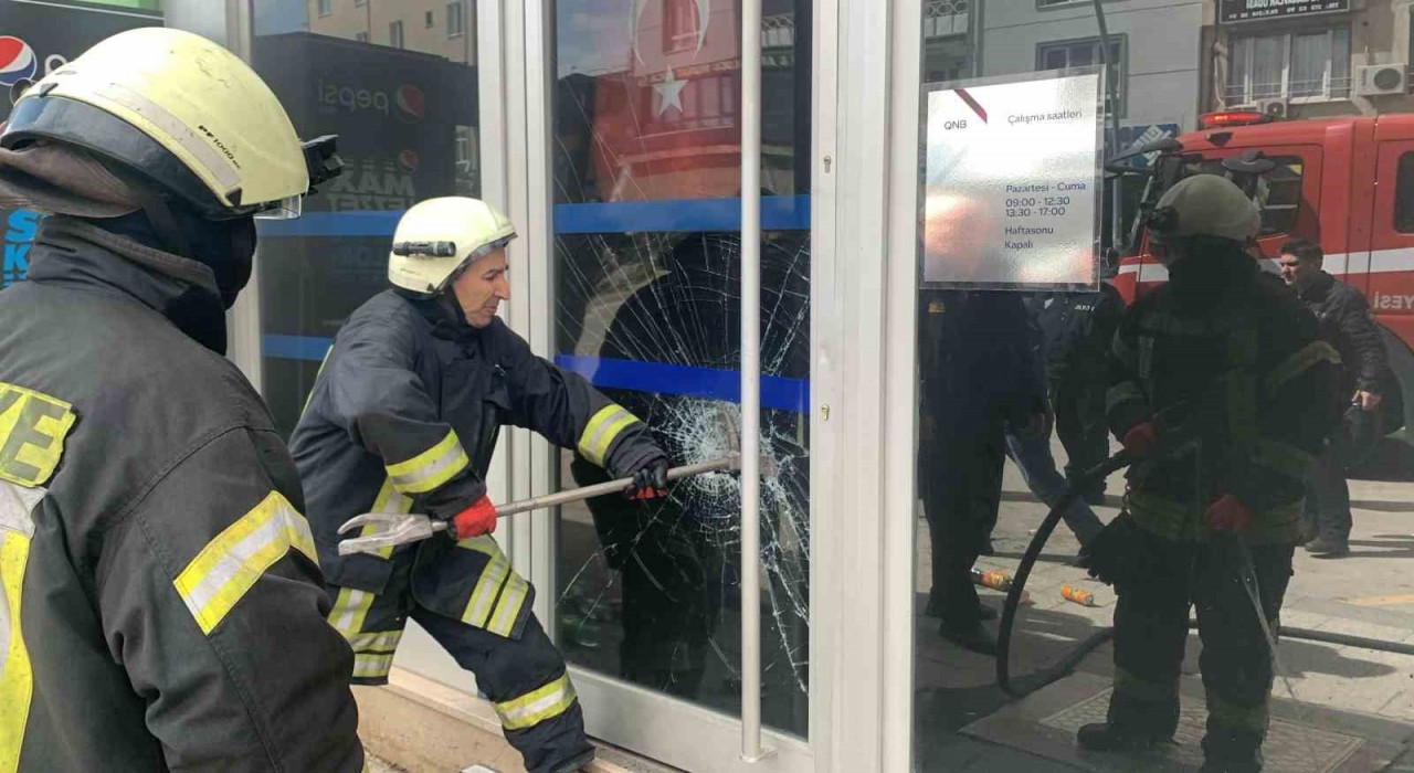 Banka şubesinde yangın paniği
