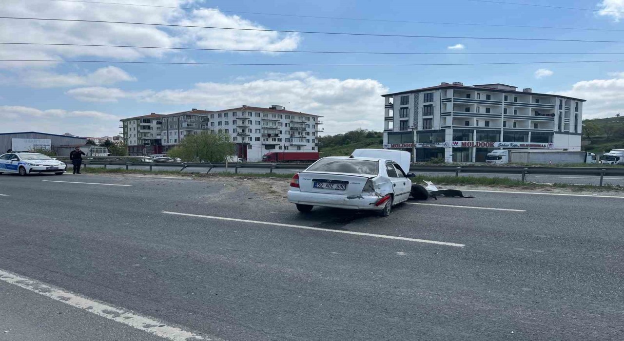 Bariyerlere çarpan otomobil, yol üzerinde ters döndü: 1 yaralı