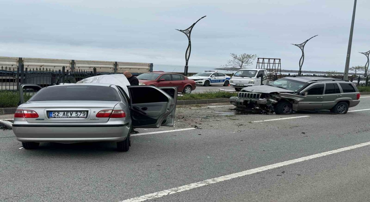 Bariyerleri aşan araç karşı şeride geçti: 2 yaralı