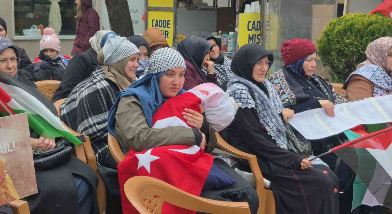 Bartında kanlı kefenle İsrail protestosu