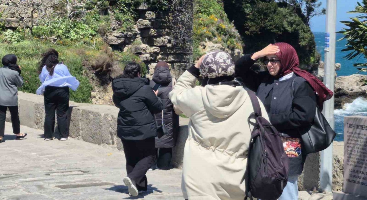Bartında şiddetli fırtına turistlere zor anlar yaşattı