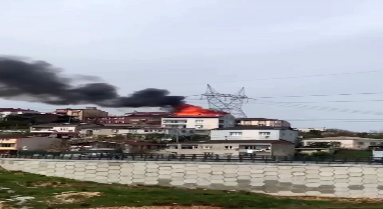 Başakşehirde bulunan 4 katlı bir binanın çatı katında henüz bilinmeyen bir nedenle yangın çıktı. İtfaiye ekipleri yangına müdahale ediyor.