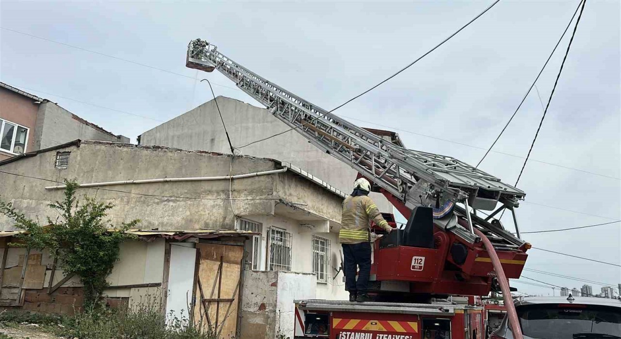 Başakşehirde tadilat yapılan çatı alev alev yandı