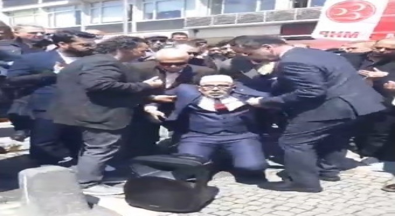 Başbuğ Türkeşi anma programında dua eden imam bayıldı