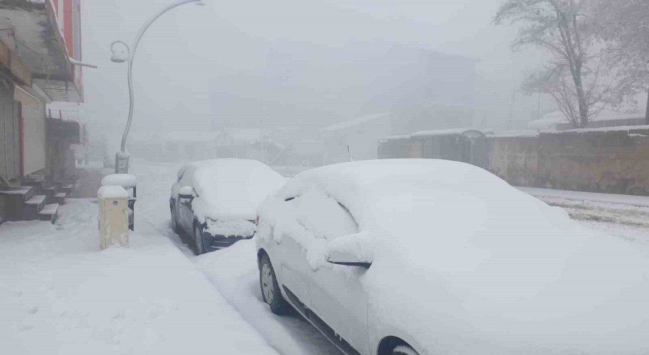 Başkalede araçlar kara gömüldü: 13 yerleşim yerinin yolu ulaşıma kapandı