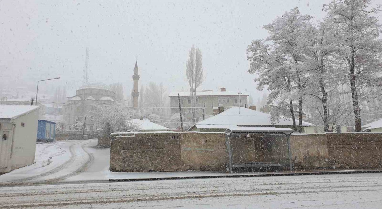 Başkaleye kış geri geldi ilçe beyaza büründü