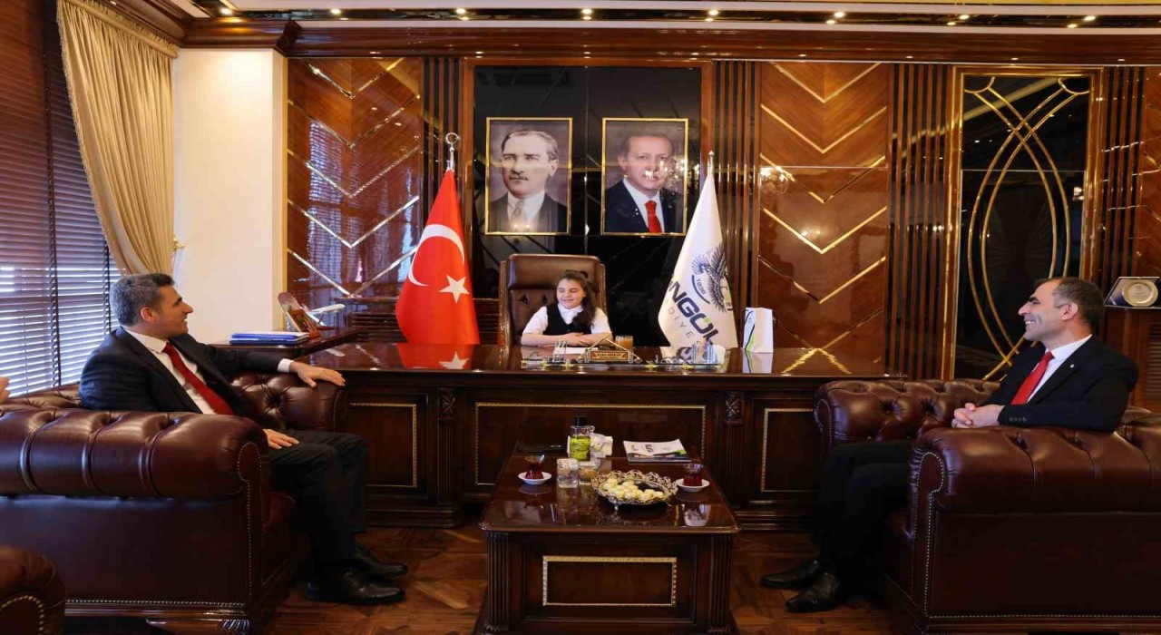 Başkan Arıkan koltuğunu minik Hacere devretti