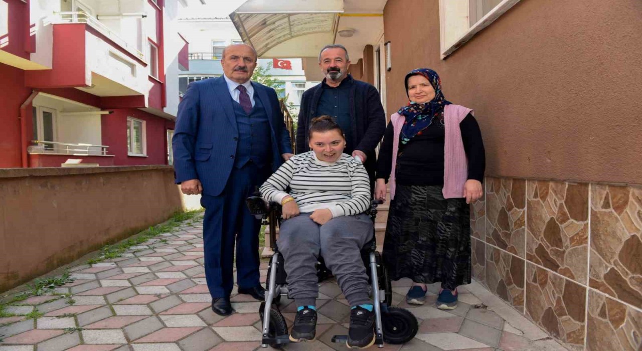 Başkan Arslandan özel bireye akülü tekerlekli sandalye desteği