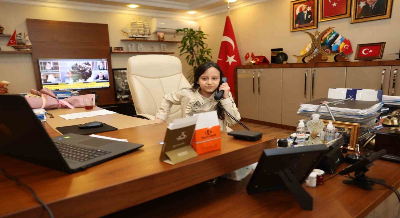 Başkan Bıyık koltuğunu minik İpeke bıraktı