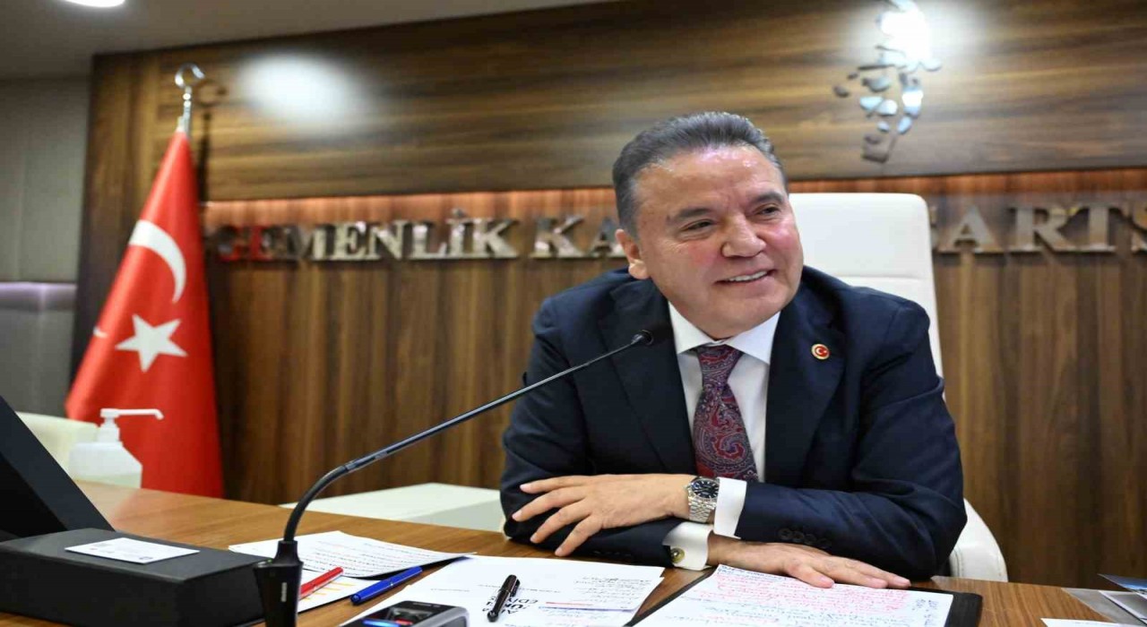 Başkan Böcek, memnuniyet anketinde zirveye yükseldi