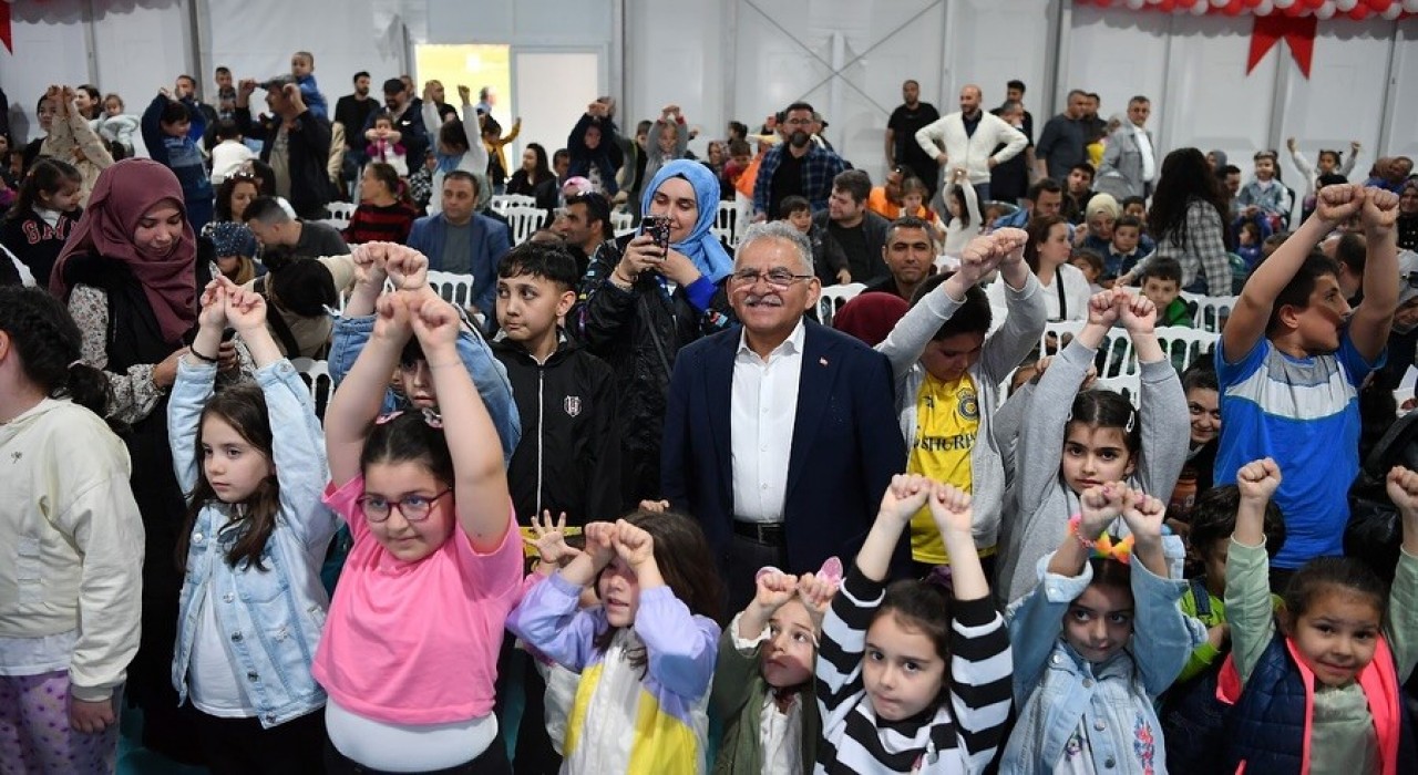 Başkan Büyükkılıç, Çocuk Kitap Fuarı ve Şenliğinde
