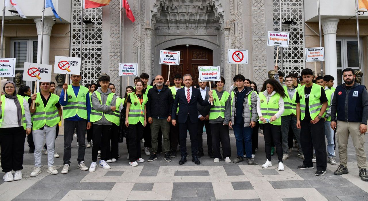 Başkan Çenet ve Öğrenciler İzmarit Toplayarak Çevre Kirliliğine Dikkat Çektiler