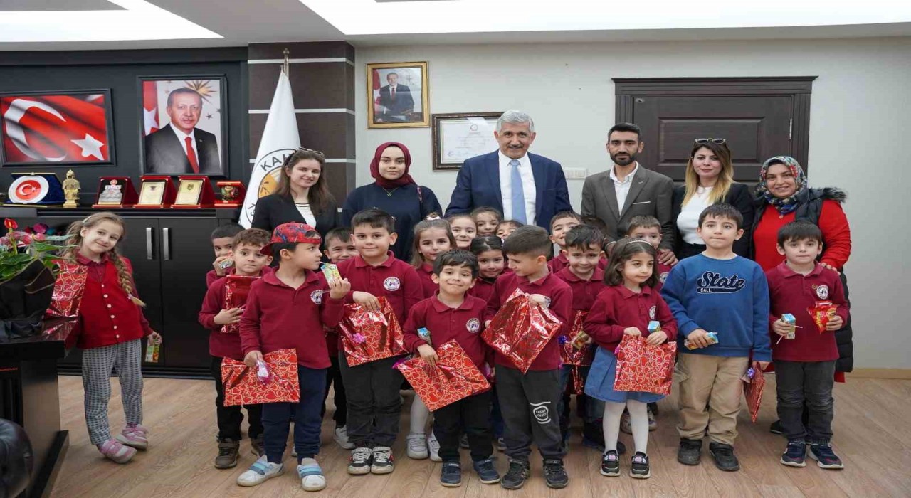 Başkan Hallaçtan minik misafirlere sıcak karşılama