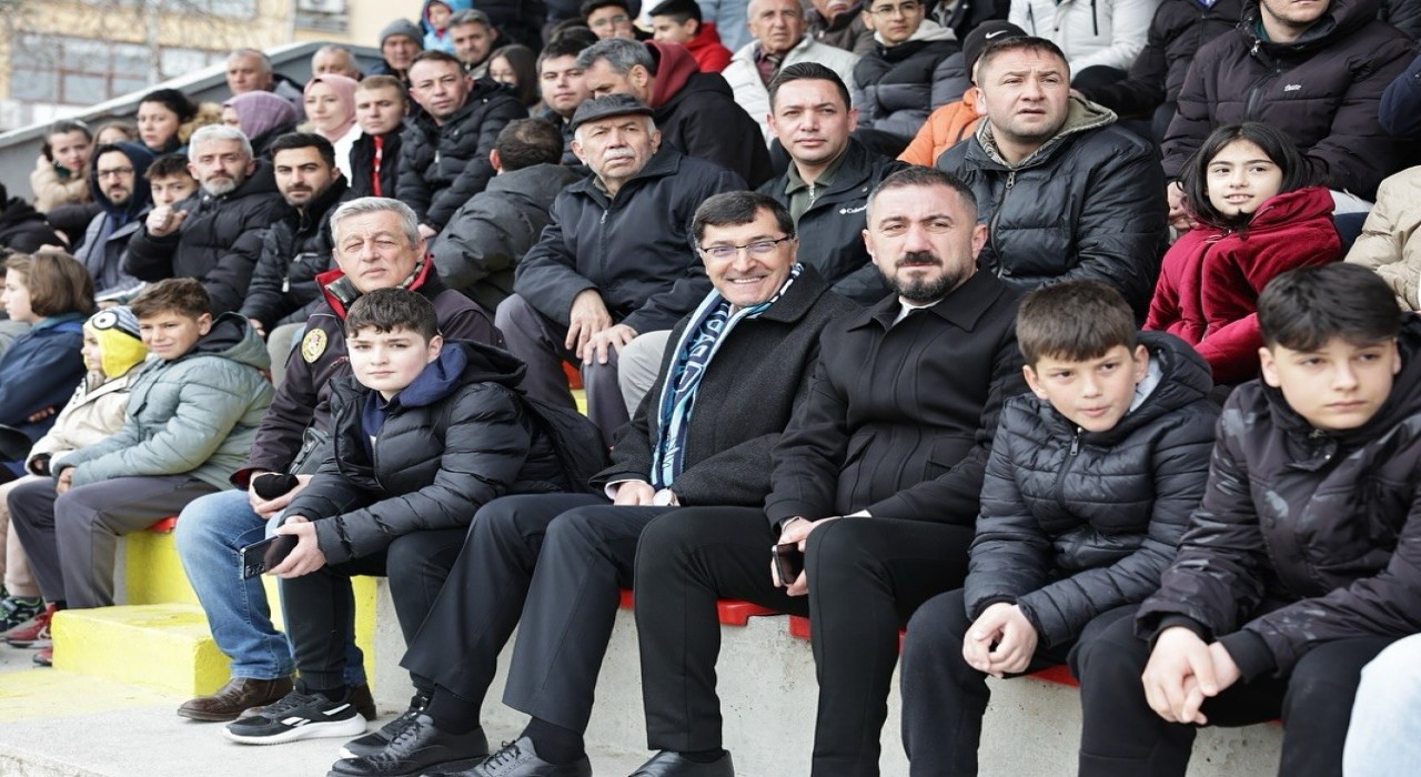 Başkan Kahveciden genç futbolculara destek