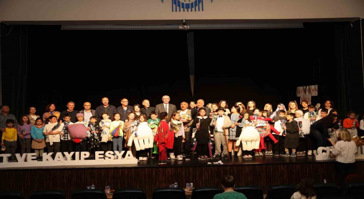 Başkan Kazım Kurt, minik tiyatrocuların heyecanına ortak oldu