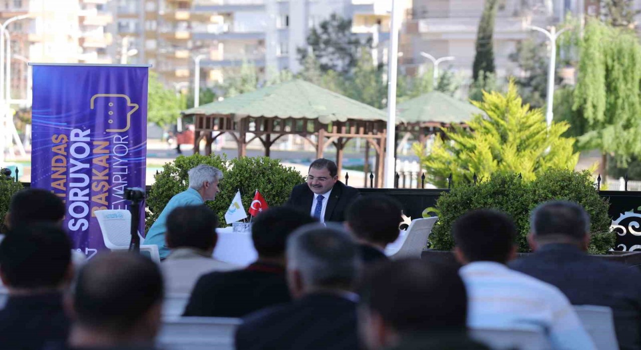 Başkan Mehmet Canpolat, alana masa kurup vatandaşı dinledi