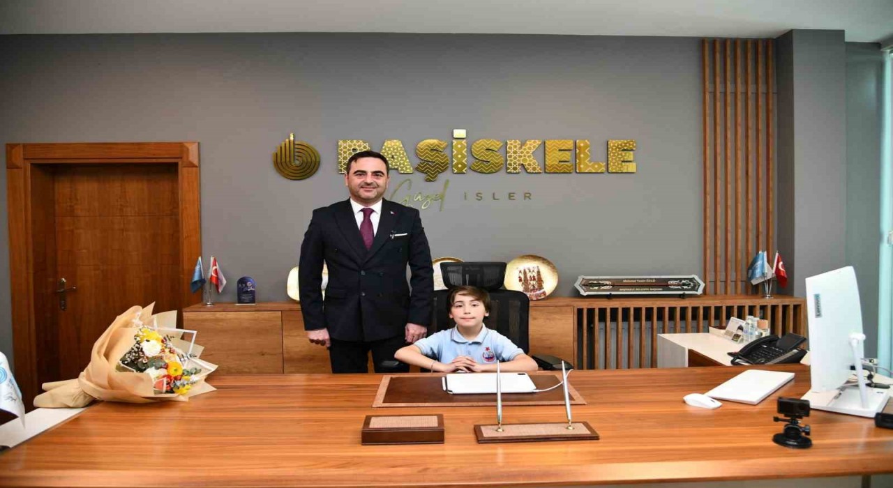 Başkan Özlü, koltuğunu Abdullaha devretti