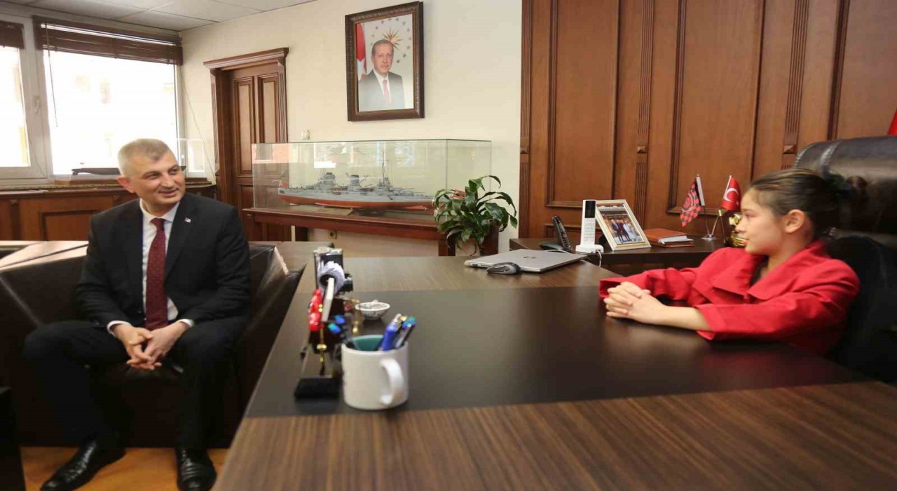 Başkan Sezer, koltuğunu Aslıya devretti