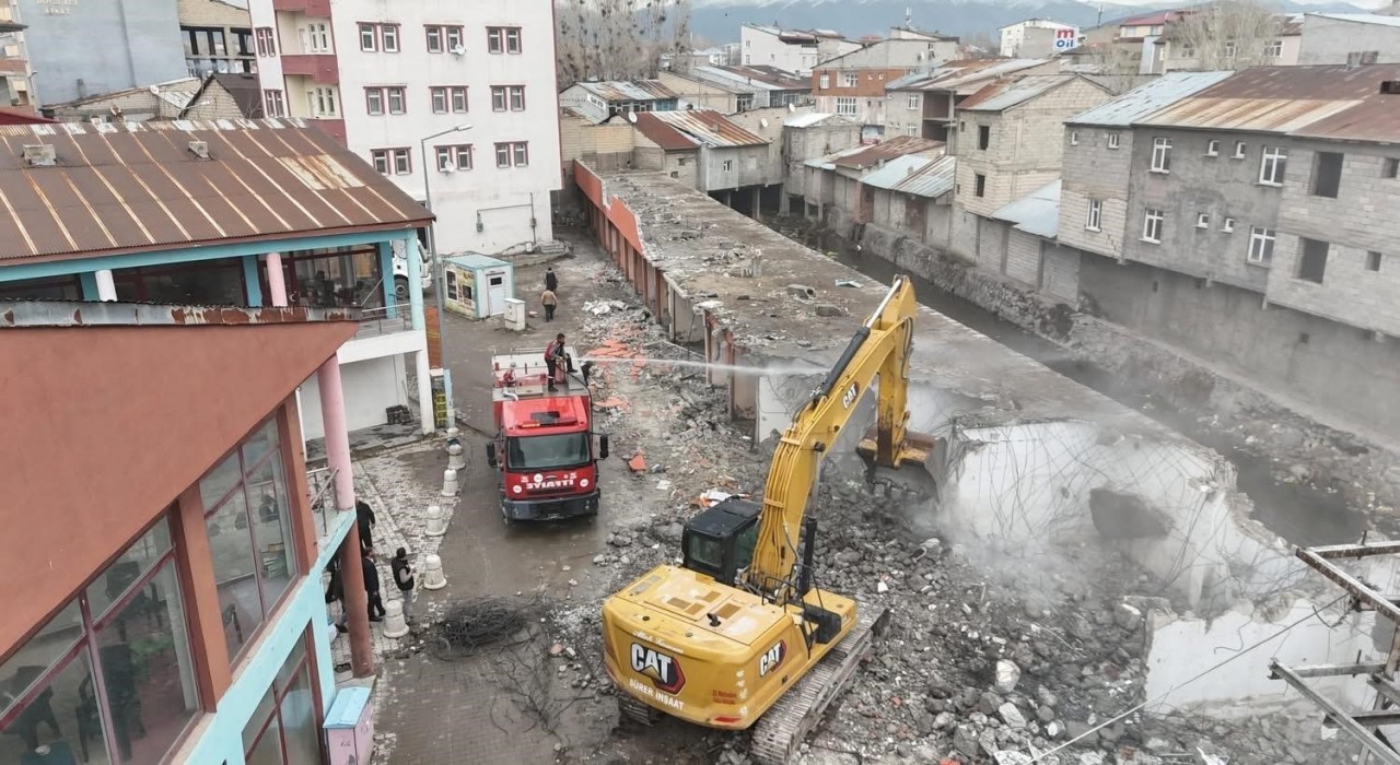 Başkan Taşkın; Riskli yapılar birer birer yıkılıyor